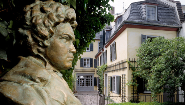 Beethoven-Haus, Gartenansicht mit Büste von Riscutia. ©Beethoven-Haus Bonn