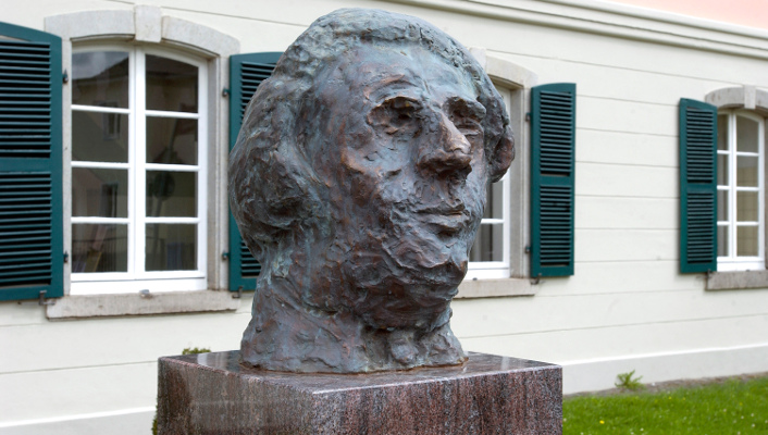 Büste des Komponisten vor dem Bonner Schumannhaus