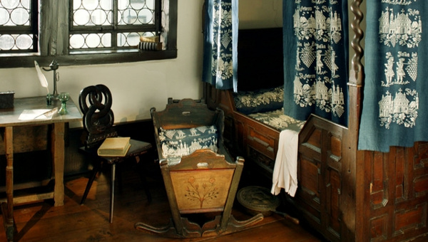 Die Vorhänge und Bettbezüge im Schlafzimmer sind in Blaudruck gehalten, der im 17. Jh. mit Waid gefärbt wurde.