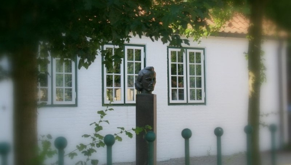 Brahmshaus Hof, Bronzeportrait von Manfred Sihle-Wissel