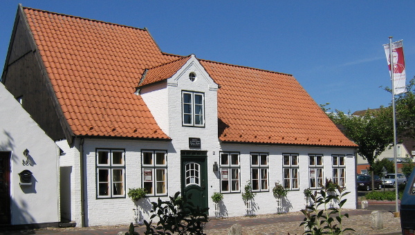 Brahmshaus Heide mit Brahmswochen-Flagge