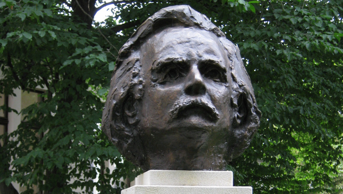 Grieg-Büste vor dem Haus