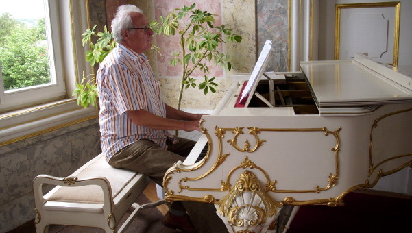 Herr Neumann senior am Steinway Flügel im Rokokosaal des Landhauses Studnitz (Foto: I. Ulrich)