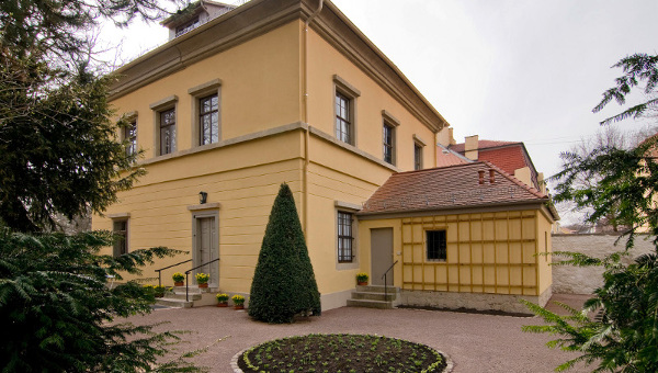 Der Hof des Liszt-Hauses mit dem Eingangsbereich, März 2011 © Claus Bach