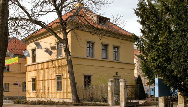 Die Südostfassade des Liszt-Hauses mit Eingangsbereich, März 2011 © Claus Bach