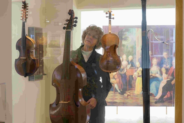 Instrumentenvitrine zu Gemälde, Foto: Ulrich Perrey