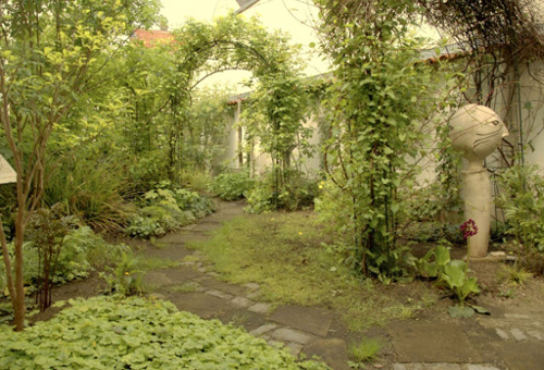 Zaubergarten, inspiriert vom Zaubergarten des Archivarius Lindhorst im Goldenen Topf. Entworfen vom Bühnenbildner Wolfgang Clausnitzer.